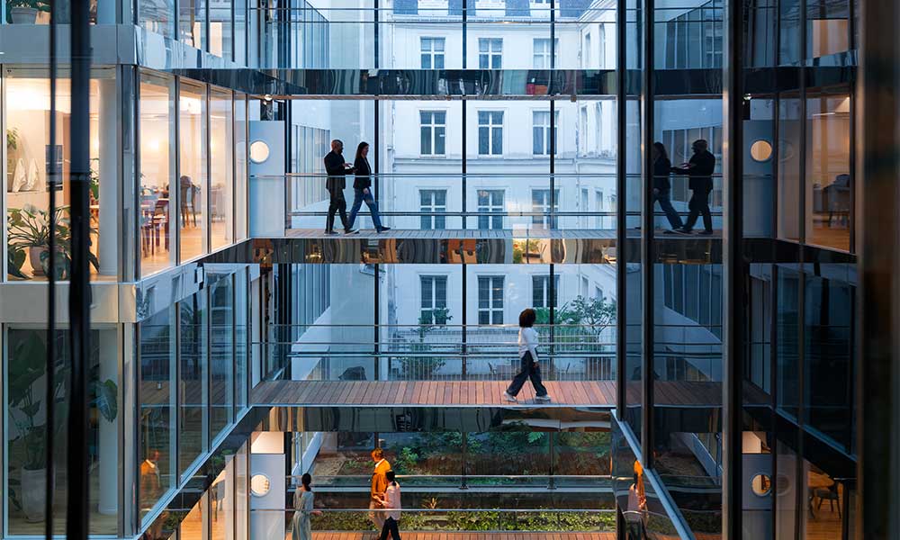 En kontorsbyggnad i glas