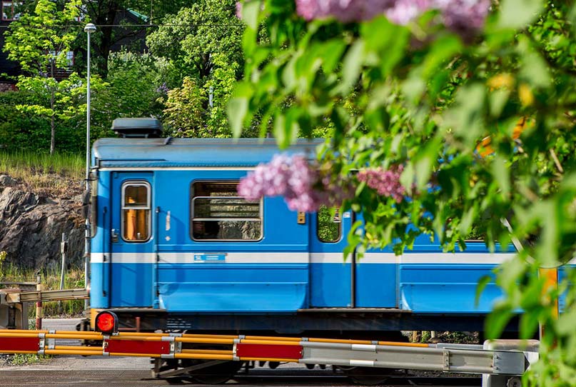 Blått tåg på saltsjöbanan en sommardag